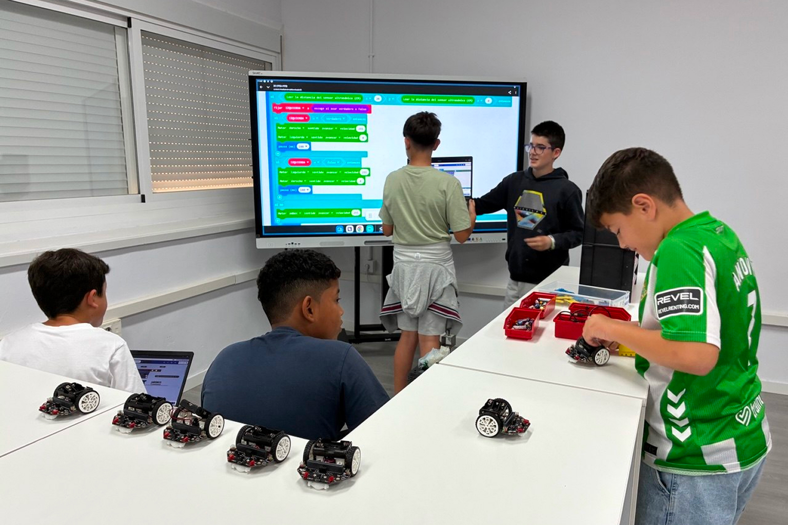 Alumnado realizando una actividad de robótica y programación en el Aula del Futuro